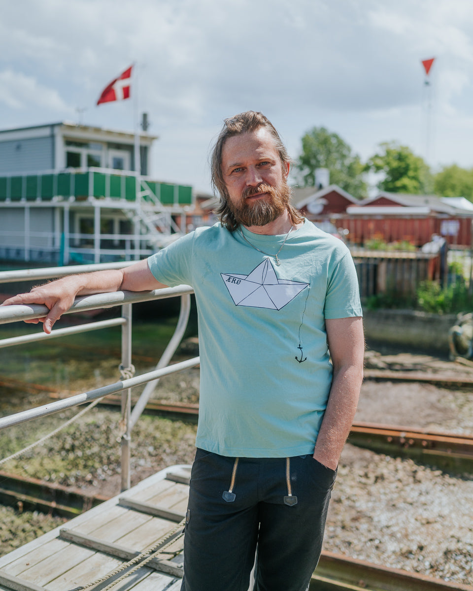 T-shirt med papirsbåd voksen